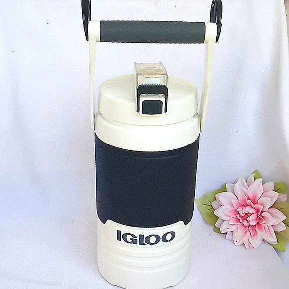 Igloo 1/2 Gal. Jug - Picture 1 of 8